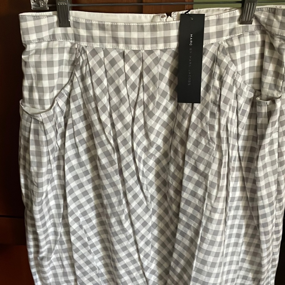 Cute gray and white checked skirt with pockets